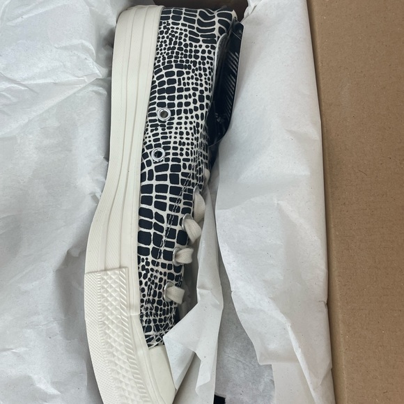 Chuck Taylor® All Star® High Top Sneaker CONVERSE BRAND NEW - Picture 3 of 5